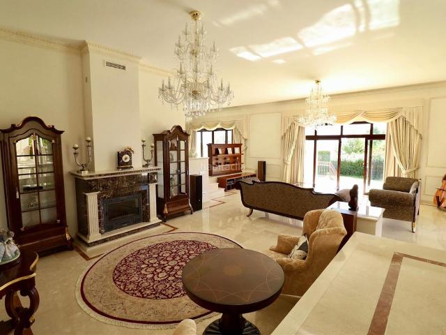 Chalet en venta en Marbella, Sierra Blanca. Oasis de Lujo en Sierra Blanca: Villa Impecable con Vistas Espectaculares. Chalets.