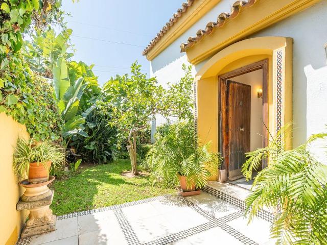 Chalet en venta en Marbella, Puerto Banús. Nueva Andalucía: El Lienzo de Tus Sueños. Chalets.