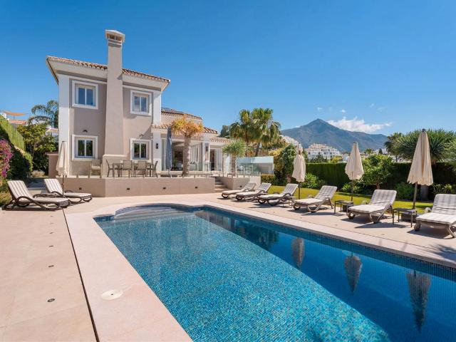Chalet en venta en Marbella, Nueva Andalucía centro. Casa Chalet independiente en venta en nueva andalucia malaga 0, Marbella. Chalets.