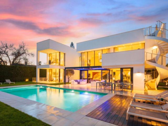 Chalet en venta en Marbella, Puerto Banús. Puerto Banús: Tu Lujo Frente al Mar. Chalets.