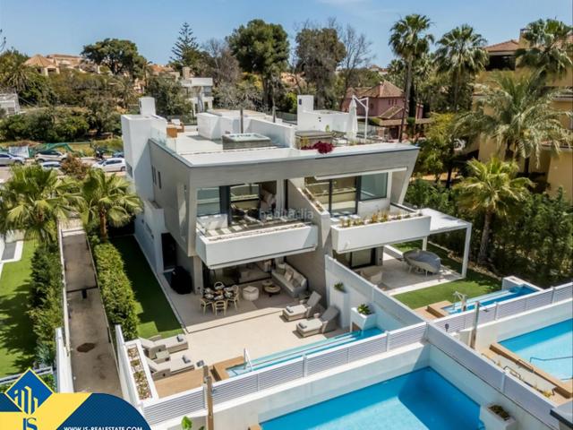 Chalet en venta en Marbella, Puerto Banús. Villa con piscina privada, en la provincia de Málaga, en la ciudad de Marbella, en la zona de Puerto Banús. 5 habitaciones 297 m. Chalets.