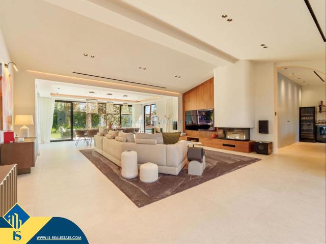 Chalet en venta en Marbella, Puerto Banús. Villa renovada con piscina privada, en la provincia de Málaga, en la ciudad de Marbella, en la zona de Puerto Banús. 5 habitacione. Chalets.