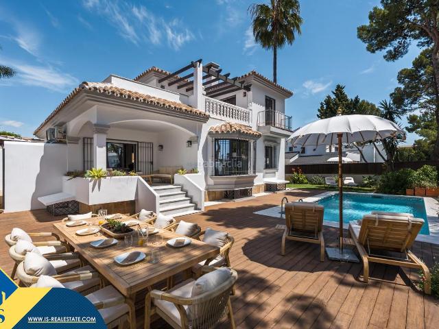 Chalet en venta en Marbella, Rodeo Alto Guadaiza La Campana. Villa renovada con piscina privada, en la provincia de Málaga, en la ciudad de Marbella, en la zona de Puerto Banús. 6 habitacione.