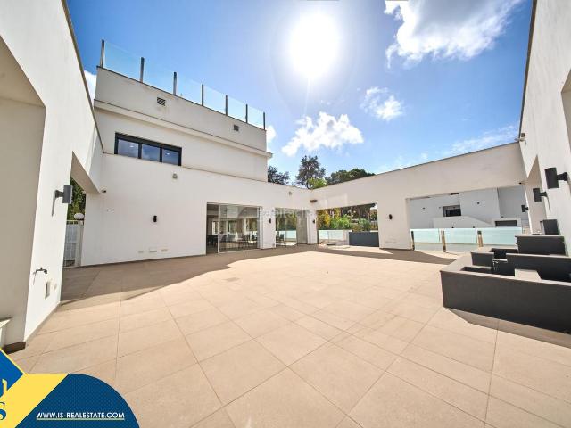 Chalet en venta en Marbella, Real de Zaragoza. Villa con piscina privada, en la provincia de Málaga, en el municipio de Marbella, en la zona de Los Monteros. 5 habitaciones 97. Chalets.