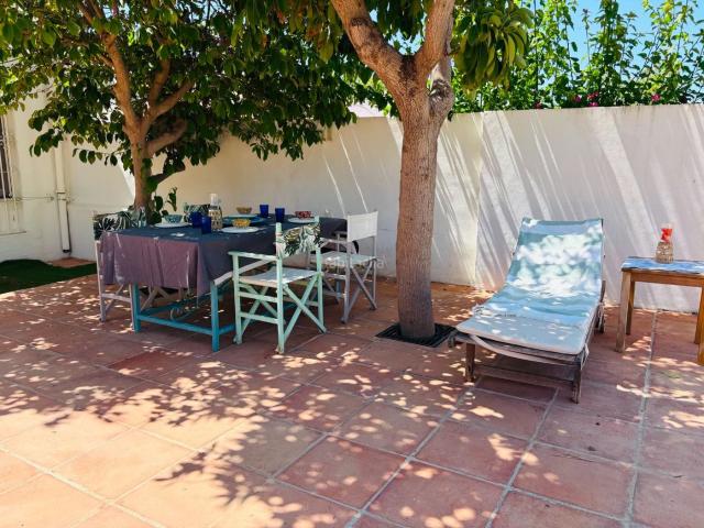 Chalet en venta en Marbella, Reserva de Marbella. Chalet de una sola planta totalmente reformado con piscina privada, a 15 minutos andando de la playa de Cabopino. Chalets.
