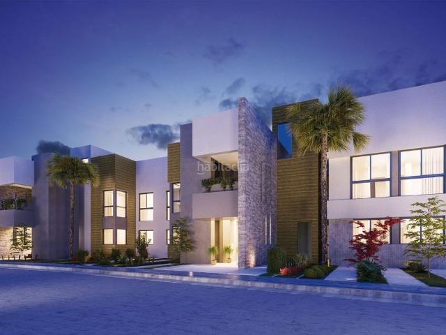 Chalet en venta en Marbella, Reserva de Marbella. Jardines comunitarios y una piscina al aire libre donde puede disfrutar de la paz y la tranquilidad de la zona. Chalets.