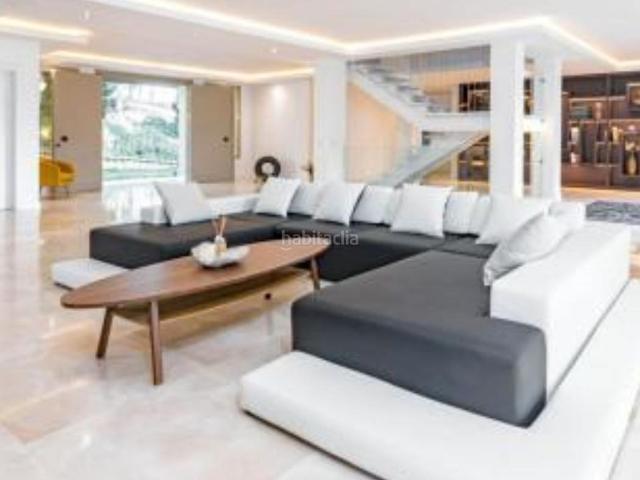 Chalet en venta en Marbella, Río Real. Elegante Villa Reformada con Vistas al Golf y Máxima Privacidad en Río Real, Marbella. Chalets.