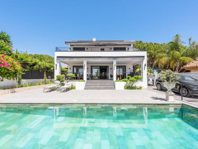 Chalet en venta en Marbella, Río Real. Rio Real Nagueles Villa Moderna + Energia Solar Vistas al Mar. Chalets.