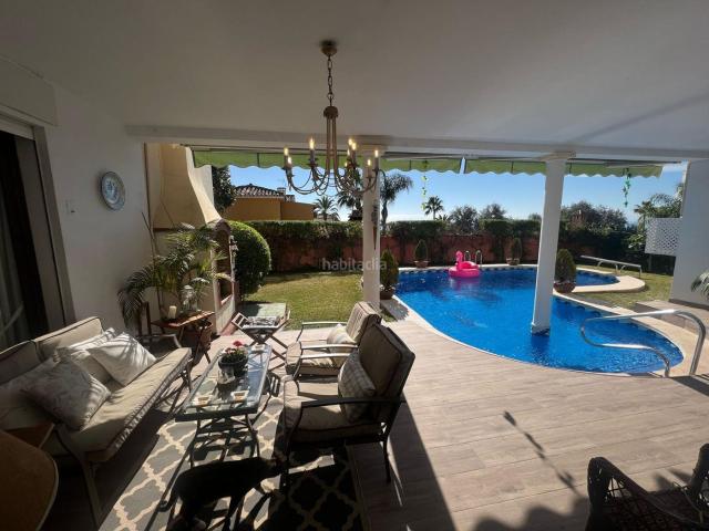 Chalet en venta en Marbella, Valdeolletas Las Cancelas Xarblanca. Amplia villa con piscina y gran potencial cerca del centro de Marbella. Chalets.
