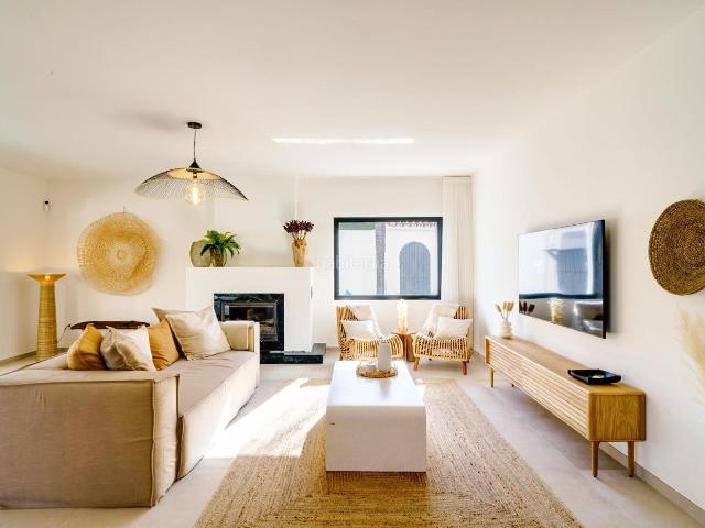 Chalet en venta en Marbella, Valdeolletas Las Cancelas Xarblanca. Villa de lujo reformada en Marbella 6 dormitorios, piscina privada y cerca de La Cañada. Chalets.