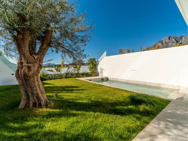 Chalet en venta en Marbella, Valdeolletas Las Cancelas Xarblanca. Villa de nueva construcción en Marbella con impresionantes vistas al mar. Chalets.