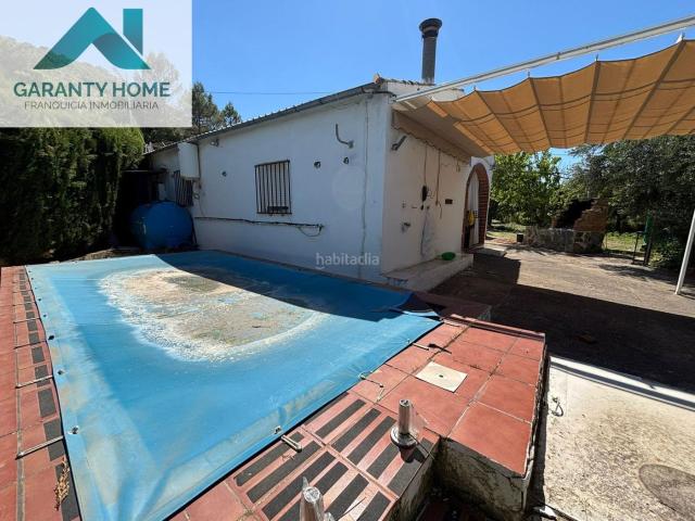 Chalet en venta en Martos. Casa de campo en Crta. Villares con piscina y amplio exterior privado. Chalets.