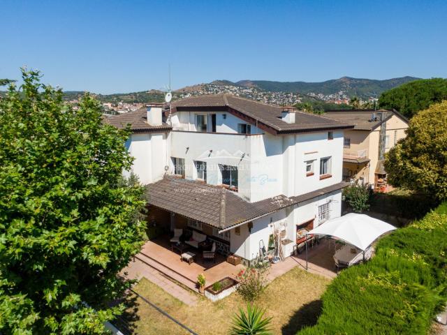 Chalet en venta en Masnou El, Masnou Alt. UNA PROPIEDAD EXCEPCIONAL EN EL MASNOU A 4 VIENTOS. DOS HOGARES, INFINITAS POSIBILIDADES. Chalets Masnou.