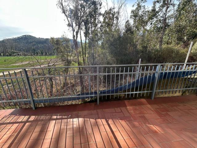 Chalet en venta en Massanes. Casa unifamiliar en Massanes apta para dos familias. Chalets.
