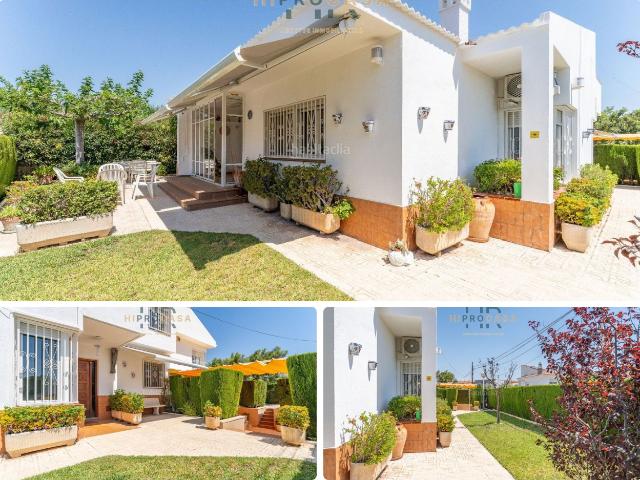 Chalet en venta en Miami Platja, Pino Alto Costa Dorada. Amplio adosado de 202 m con garaje, buhardilla y porche. Chalets Miami.
