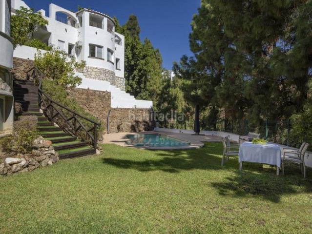 Chalet en venta en Mijas, Calahonda. Discover this exclusive, fully renovated townhouse, located in a charming and peaceful residential community in Sport Village, Cal. Chalets.