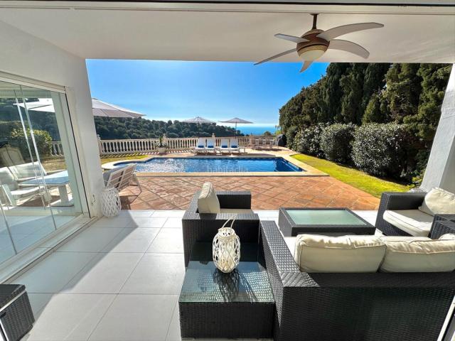 Chalet en venta en Mijas, Calahonda. Elegante villa de 5 dormitorios con vistas panorámicas al mar en Upper Calahonda. Chalets.