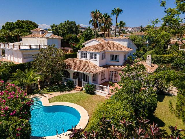 Chalet en venta en Mijas, Calahonda. Villa Aislada de 5 dormitorios en Calahonda. Chalets.