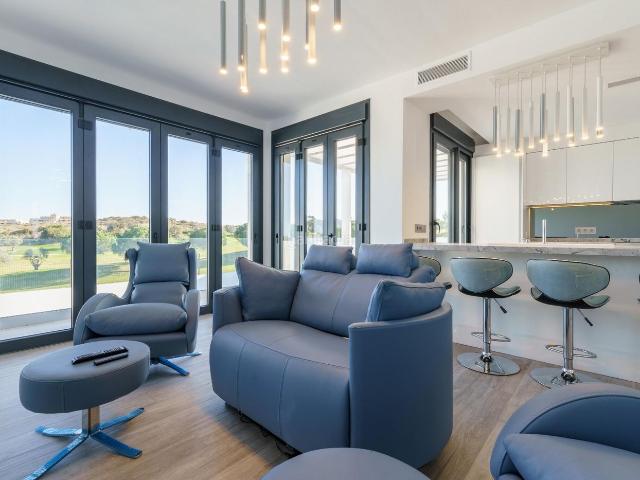 Chalet en venta en Mijas, Hipódromo Cerrado del Águila. Villa de lujo con vistas al mar y al golf. 3 dormitorios, 3 baños. Cerrado del Águila, Mijas Costa. Chalets.