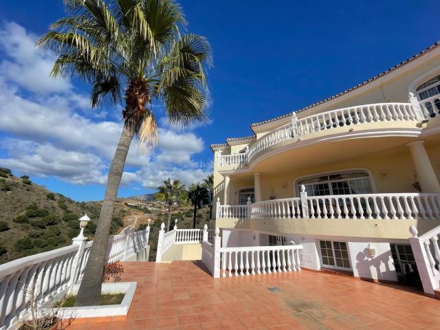 Chalet en venta en Mijas, Mijas Golf. Exclusiva villa en Mijas Golf con vistas a la montaña y piscina privada. Chalets.