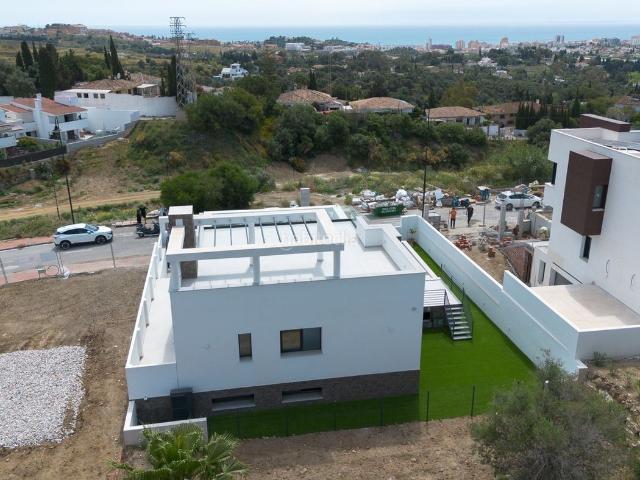 Chalet en venta en Mijas, Mijas pueblo. BONITA VILLA A ESTRENAR EN URB DOÑA PILAR MIJAS. Chalets.