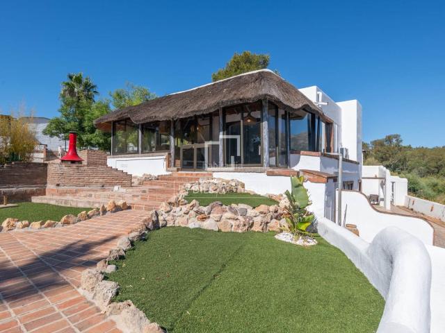 Chalet en venta en Mijas, Mijas pueblo. Exclusiva villa con piscina y jardín y con un alto potencial de rentabilidad en venta en Mijas. Chalets.