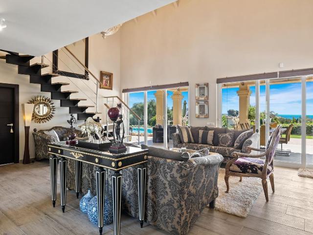 Chalet en venta en Mijas, Mijas pueblo. Villa de 4 dormitorios y 3 baños en Cabopino Golf, Mijas. Chalets.
