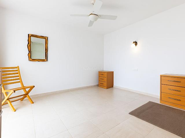 Chalet en venta en Mijas, Riviera del Sol. Stunning twobedroom corner townhouse ideally positioned on the second line of a beachfront complex in Riviera del Sol, offering br. Chalets.