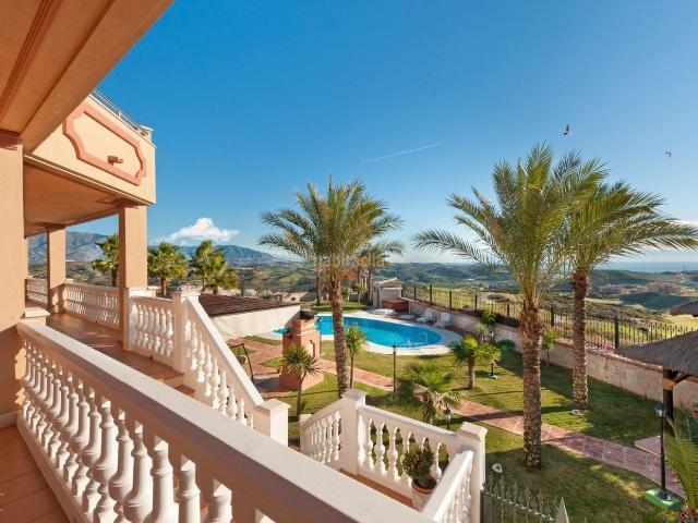 Chalet en venta en Mijas, Riviera del Sol. Villa de Lujo con vistas al mar y al golf. 7 dormitorios, 10 baños. Calanova Golf, La Cala de Mijas. Chalets.