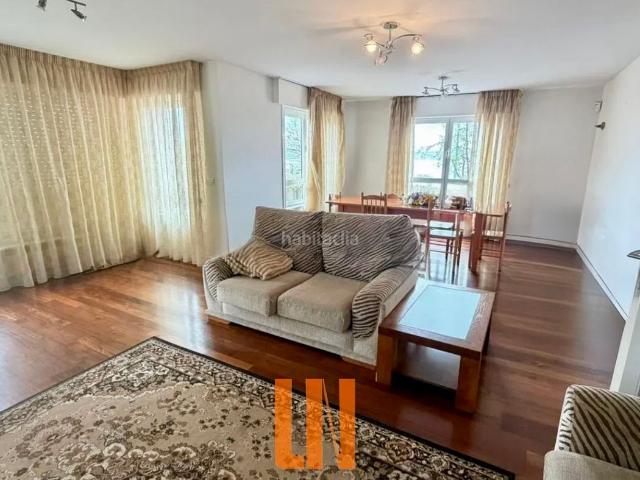 Chalet en venta en Miño. Chalet independiente en urbanización en la localidad de Miño. Chalets.