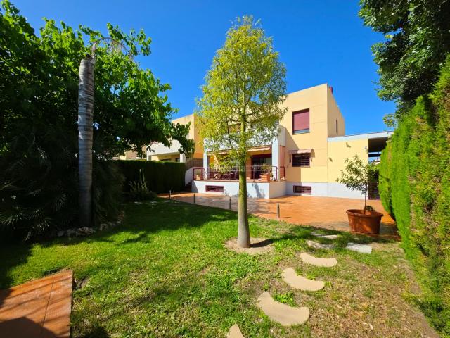 Chalet en venta en Mutxamel, Almajada Ravel. AMPLIO CHALET CON JARDÍN DE 360M2. Chalets.