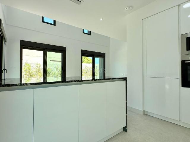 Chalet en venta en Mutxamel, Almajada Ravel. Villa con piscina privada y paneles solares en Muchamiel, Costa Blanca. Chalets.
