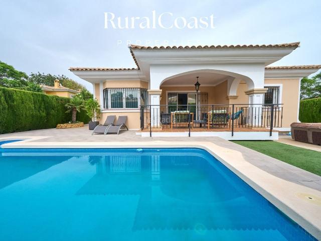 Chalet en venta en Mutxamel, Bonalba Cotoveta. Chalet independiente, 513m2 parcela, todo en una planta, 4 habitaciones, 2 baños, piscina, AC, Garaje. Chalets.