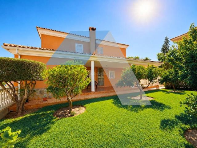 Chalet en venta en Mutxamel, La Huerta. Magnífico chalet independiente de 7 dormitorios y piscina privada. Chalets.