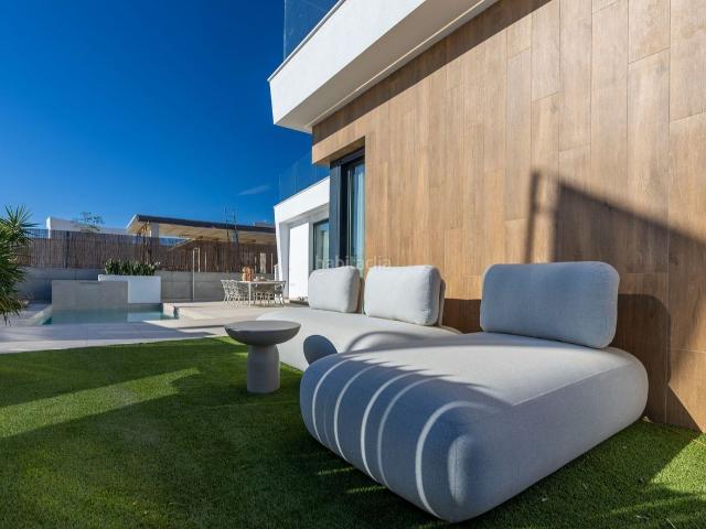 Chalet en venta en Murcia, Baños y Mendigo. Villa de obra nueva con piscina privada en Altaona Golf Resort. Chalets.