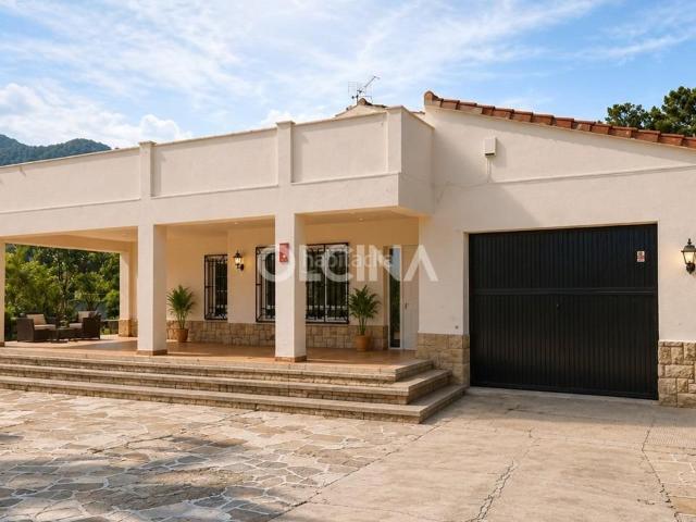 Chalet en venta en Muro de Alcoy. Espectacular Propiedad de Lujo con Vistas Impresionantes a la Sierra de Mariola. Chalets Muro de.