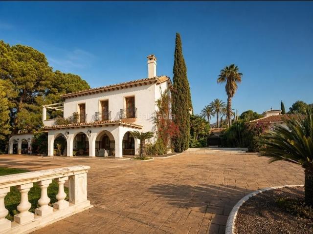 Chalet en venta en Novelda. Villa exclusiva con tenis y equitación. Chalets.