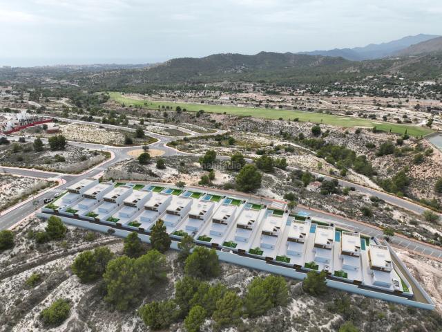 Chalet en venta en Novelda. Villas modernas con piscina y vistas a la sierra en Finestrat. Chalets.