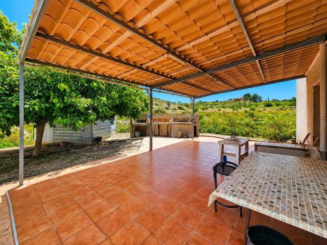 Chalet en venta en Novelda. Chalet con piscina y parcela de 3.000 m2 en entorno natural entre Novelda y Elche. Chalets.