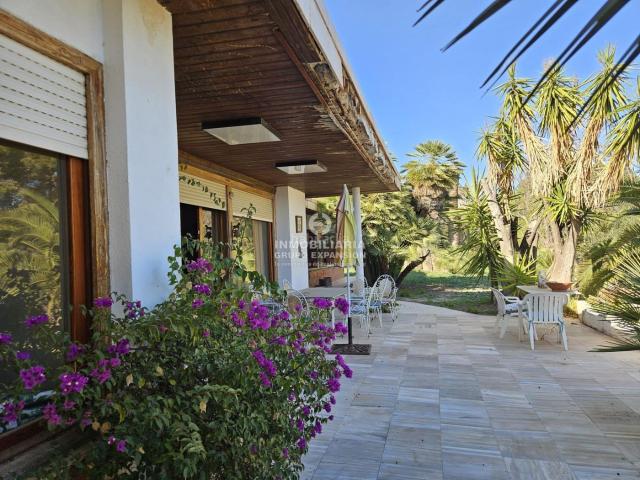 Chalet en venta en Novelda. Espectacular chalet de lujo de 320 metros con piscina muy bien situado. Chalets.