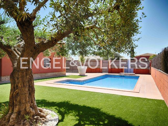 Chalet en venta en Navata. Magnífica vivienda de una sola planta en Navata. Chalets.