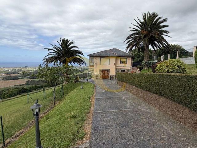 Chalet en venta en Navia. Chalet con vistas al mar en Busmargalí, Navia. Chalets.