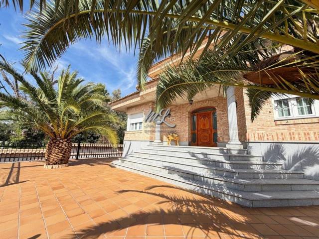 Chalet en venta en Nambroca. Marín Lara gestión inmobiliaria vende Magnifico Chalet en la Urbanización Las Nieves. Chalets.