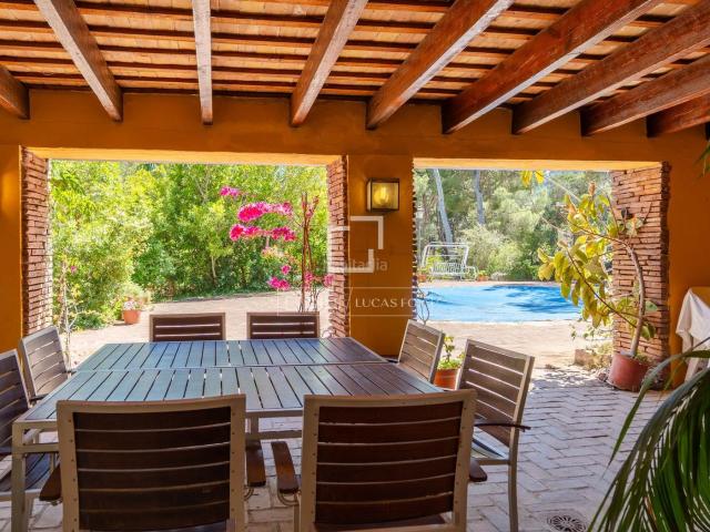 Chalet en venta en Náquera, Monteamor La Carrasca El Peucal. Casa villa de 9 dormitorios en venta en Valencia Region, Valencia. Chalets.
