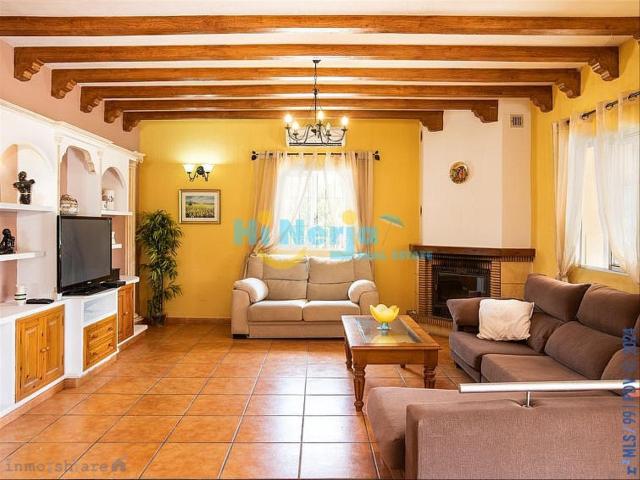 Chalet en venta en Torrox, El Peñoncillo. Villa orientada al sur con piscina privada, jardines y vistas al mar en venta en Punta Lara, Nerja. Chalets.