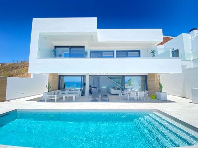 Chalet en venta en Nerja, Chaparil Torrecilla Punta Lara. Exclusiva villa de lujo de diseño contemporáneo situada a 6 kilómetros de Nerja y a unos 600 metros de la playa. Chalets.