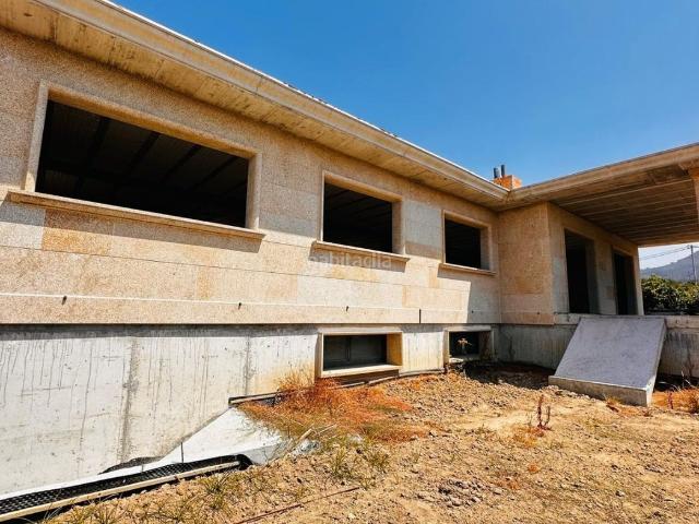 Chalet en venta en Nigrán, Nigrán Centro. CHALET UNIFAMILIAR DE PIEDRA EN CONSTRUCCIÓN. Chalets.