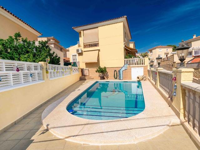 Chalet en venta en Nucia la, Barranco Hondo. Soleado chalet de 4 dormitorios, garaje, piscina y cocina exterior en parcela de 406m2. Chalets Nucia.