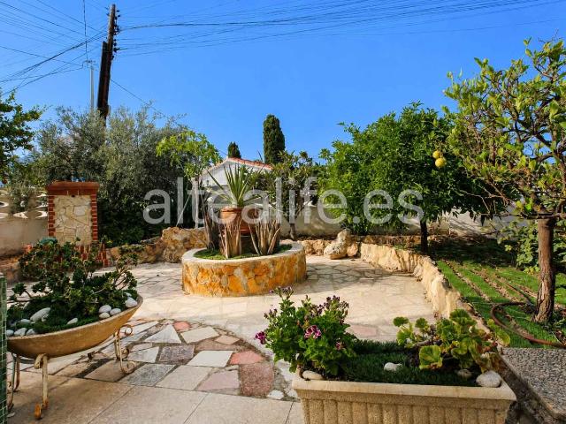 Chalet en venta en Nucia la, Barranco Hondo. Villa con Dos Viviendas, jardín y posibilidad de piscina en Barranco Hondo en La Nucía. Chalets Nucia.