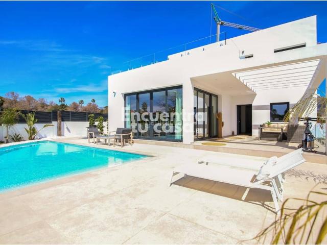 Chalet en venta en Nucia la, El Tossal Bello Horizonte. Líneas contemporáneas y calidez mediterránea Villa de obra nueva con solárium panorámico en La Nucia!. Chalets Nucia.